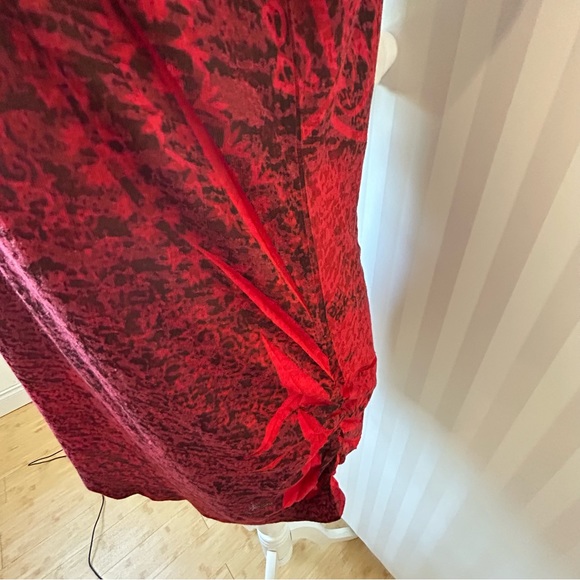 Maurices red black rhinestones one sleeve pattern tee Size L - Picture 4 of 10